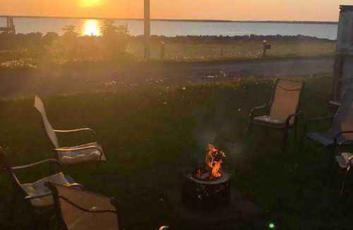 Petite-Riviere-de-l'Ile Cottage | Water view cottage with hot tub, beach access and fire pit