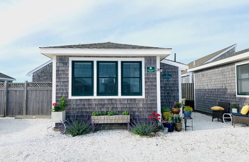 North Truro Cottage | Water View Cottage within Steps to Private Beach