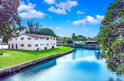 Survey Creek Apartment | Water View - King Bed - Palm Wave Says