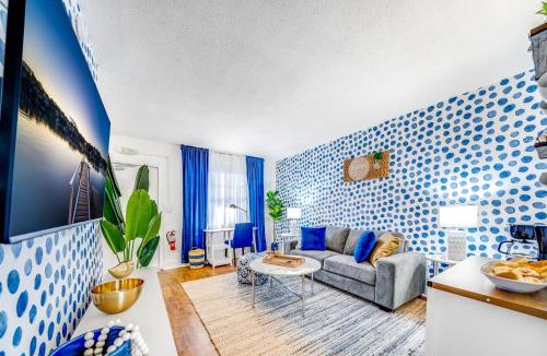 Survey Creek Apartment | Water View - King Bed - Palm Wave Says