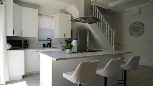 Historic Old Town House | Water View - Modern Cottage in Niagara-on-the-Lake