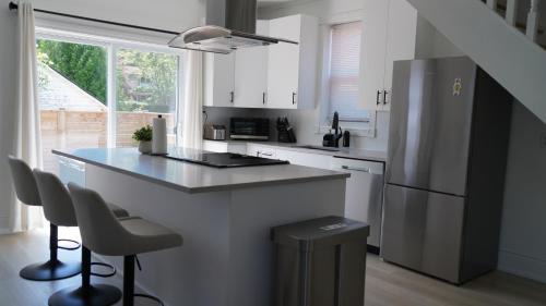 Historic Old Town House | Water View - Modern Cottage in Niagara-on-the-Lake