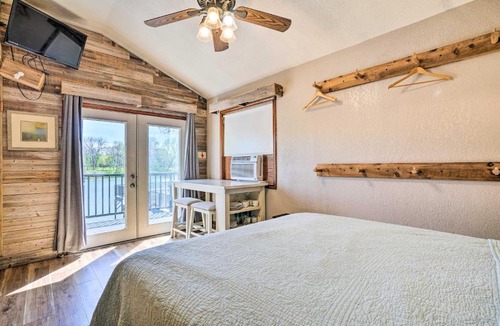 Seguin Apartment | Water Views and Fire Pit! Guadalupe River Cottage