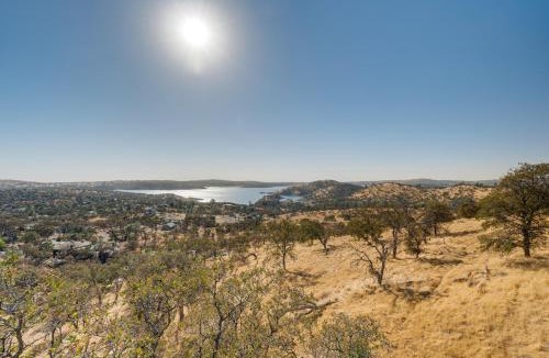 Coulterville House | Water Views & Decks: Spacious La Grange Retreat