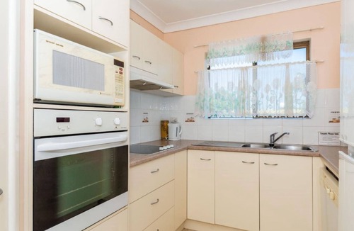 Bongaree Apartment | Water Views on Top Floor