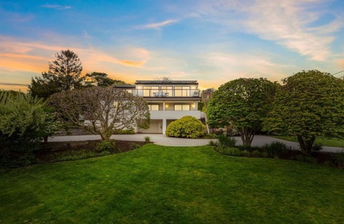 Hampton Bays House | Water Views - Private Beach - Putting Green