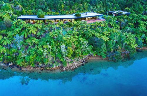 Saint Omer House | Waterfall Bay Glass House