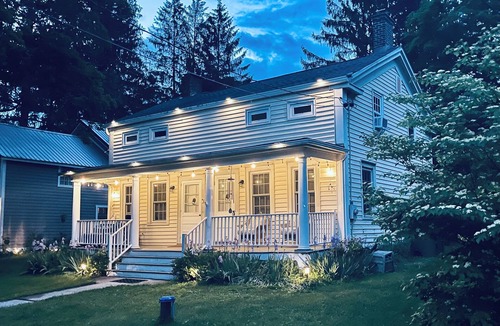 Middle Hope Cottage | Waterfall Sound & Beach-Inspired Country Wing