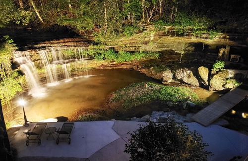 Hickman Apartment | Waterfall Suite - Private Secluded Loft in Lyles