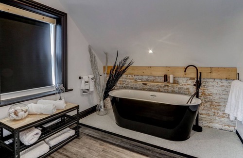 Grenville-sur-la-Rouge Villa | 𝗪𝗔𝗧𝗘𝗥𝗙𝗔𝗟𝗟𝗦 𝗩𝗜𝗟𝗟𝗔 - 𝗔 𝗟𝗨𝗫𝗨𝗥𝗜𝗢𝗨𝗦 𝗥𝗘𝗧𝗥𝗘𝗔𝗧 & 𝗦𝗣𝗔