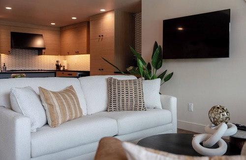 Wapato Point Condo | Waterfont Luxury- Yacinde B4