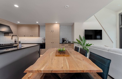 Wapato Point Condo | Waterfont Luxury- Yacinde B4