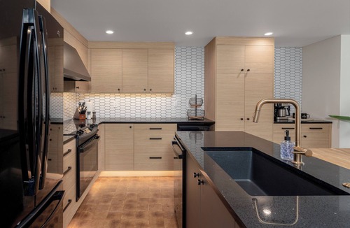 Wapato Point Condo | Waterfont Luxury- Yacinde B4