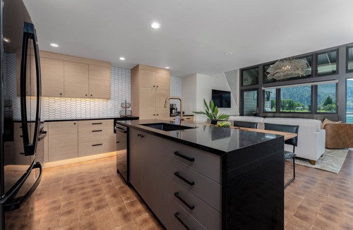 Wapato Point Condo | Waterfont Luxury- Yacinde B4