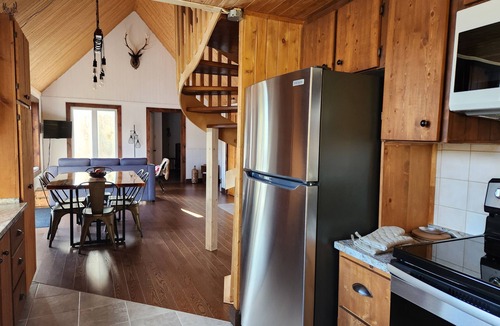 Notre-Dame-de-Montauban Ski Chalet | Waterfront Cabin with private Hot Tub - Mauricie, Quebec