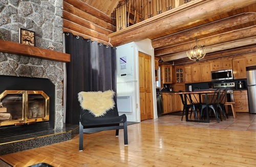 Notre-Dame-de-Montauban Ski Chalet | Waterfront Log Cabin with Private Hot Tub - Mauricie, Quebec