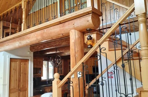 Notre-Dame-de-Montauban Ski Chalet | Waterfront Log Cabin with Private Hot Tub - Mauricie, Quebec