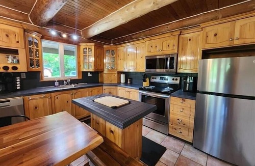 Notre-Dame-de-Montauban Ski Chalet | Waterfront Log Cabin with Private Hot Tub - Mauricie, Quebec
