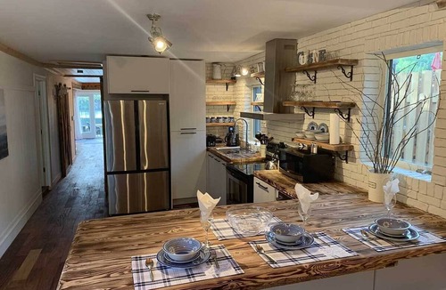 Sainte-Agathe-des-Monts Ski Chalet | Waterfront cottage with private spa, blending rustic and contemporary charm.