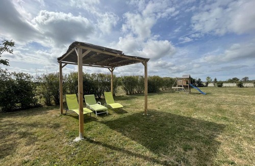 Pierrefitte-sur-Loire Cottage | Waterfront Chalets with Terrace, Pets Allowed