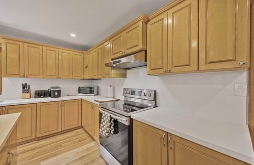 Washago Villa | Waterfront 10BR Retreat on 7 Private Acres | Green River Villa | Sleeps 28–30