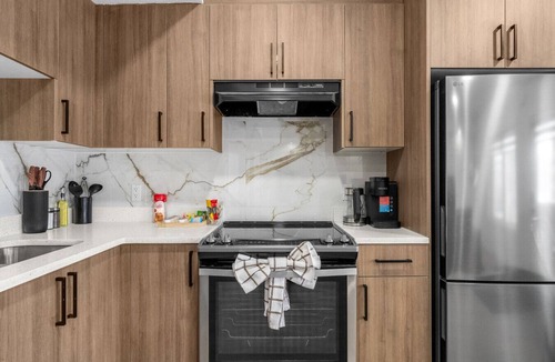 Airdrie Apartment | Waterfront 1BR Suite | Private & Modern | Queen Bed