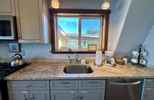 Old Town House | Waterfront 2 Bed-King/Queen , 2 Bath + INCREDIBLE VIEWS perched over Bodega Bay