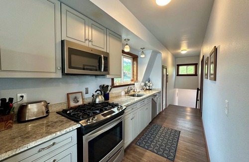 Old Town House | Waterfront 2 Bed-King/Queen , 2 Bath + INCREDIBLE VIEWS perched over Bodega Bay