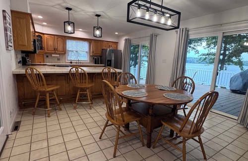 Hardin House | Waterfront 2-bedroom 2-bathroom nestled on Johnathan Creek right off Ky Lake. 💙