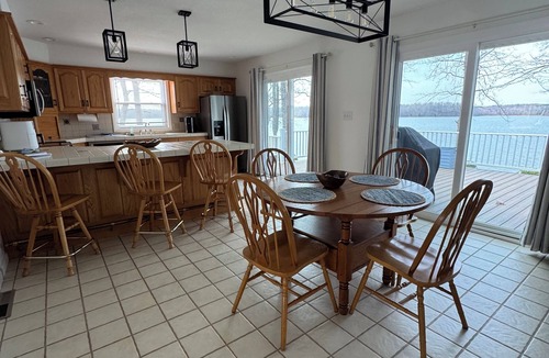 Hardin House | Waterfront 2-bedroom 2-bathroom nestled on Johnathan Creek right off Ky Lake. 💙