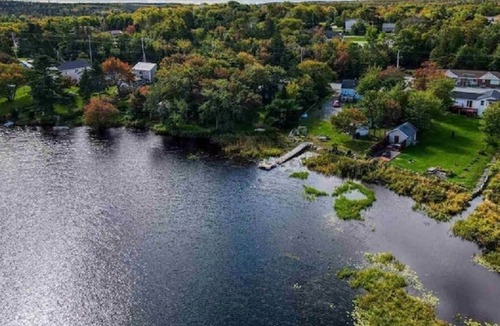 Timberlea House | Waterfront 2 bedroom house with hot tub