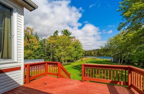 Timberlea House | Waterfront 2 bedroom house with hot tub