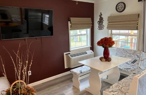 Grove Apartment | Waterfront 2 Bedroom/Duplex G/Newly Remodeled
