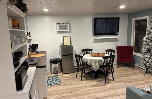 Selkirk Cabin | Waterfront 2 room cabin