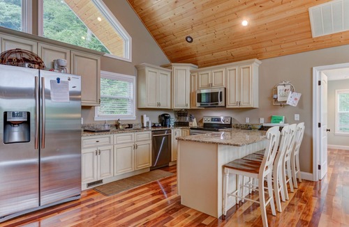 Jacksboro House | Waterfront, 2025 Tram, 2023 Dock, Sleeps 14, 3BR, 3.5 Bath, Wifi @ House & Dock