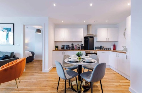 Trafford Apartment | Waterfront 2BR | 2 Bath | Free Gym + Parking