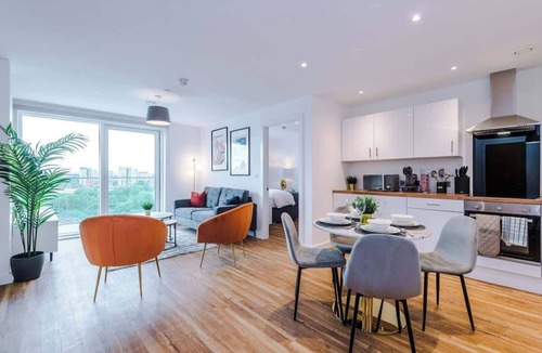 Trafford Apartment | Waterfront 2BR | 2 Bath | Free Gym + Parking