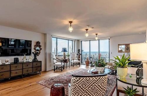 Downtown Apartment | Waterfront 2BR Condo with Panoramic Bay Views