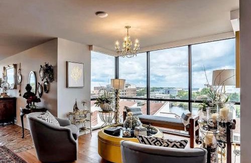 Downtown Apartment | Waterfront 2BR Condo with Panoramic Bay Views