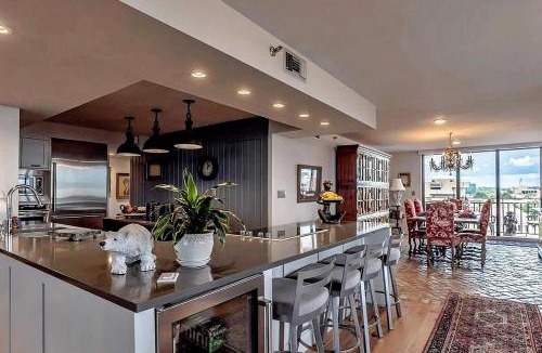 Downtown Apartment | Waterfront 2BR Condo with Panoramic Bay Views