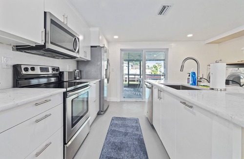Hudson Beach Estates House | Waterfront 2BR Jacuzzi, Private Dock, Gulf Access, Dogs OK, Open for Scalloping!