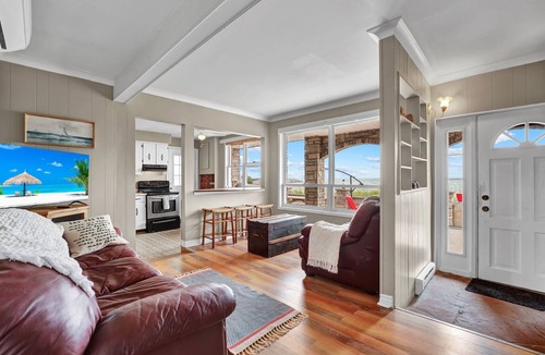 Crystal Beach Apartment | Waterfront 2BR Unit | Private Beach!