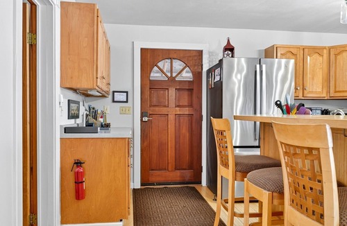 Bridport House | Waterfront 3 Bedroom 3 Bathroom Large House in Bridport—Fire pit, Grill, Deck