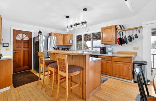 Bridport House | Waterfront 3 Bedroom 3 Bathroom Large House in Bridport—Fire pit, Grill, Deck