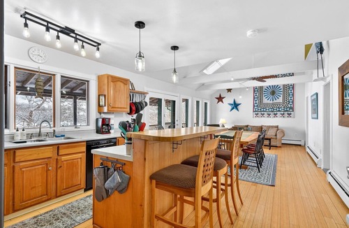 Bridport House | Waterfront 3 Bedroom 3 Bathroom Large House in Bridport—Fire pit, Grill, Deck