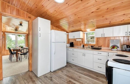 Havelock-Belmont-Methuen House | Waterfront 3-Bedroom Cottage with Hot Tub, Fire Pit, Kayaks