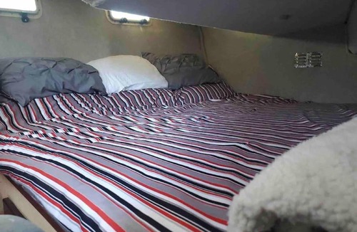 Fox Point Boat Rental | Waterfront 32' Bayliner Yacht