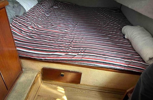 Fox Point Boat Rental | Waterfront 32' Bayliner Yacht