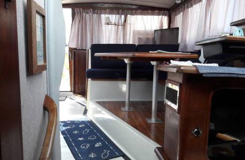 Fox Point Boat Rental | Waterfront 32' Bayliner Yacht