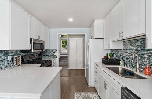 Longbranch House | WATERFRONT 3BR/2BA MT RAINIER VIEWS, PRIVATE BEACH